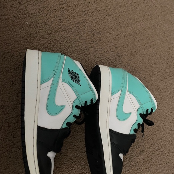 Air Jordan 1 Mid  Size 5 Youth - Picture 2 of 5